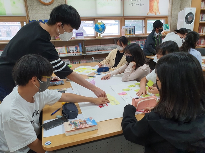  남양주풍양중학교과 주곡중학교가 운영한 연합 독서교실에서 다양한 독서활동이 진행됐다. (사진=남양주풍양중학교 제공)
