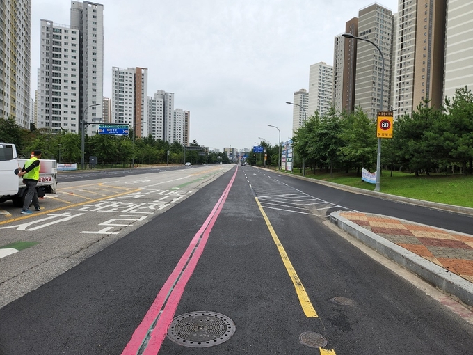  파주시 심학산교차로 앞 상습정체 구간 개선공사가 완료돼 시원하게 뚫렸다(사진=파주시 제공)