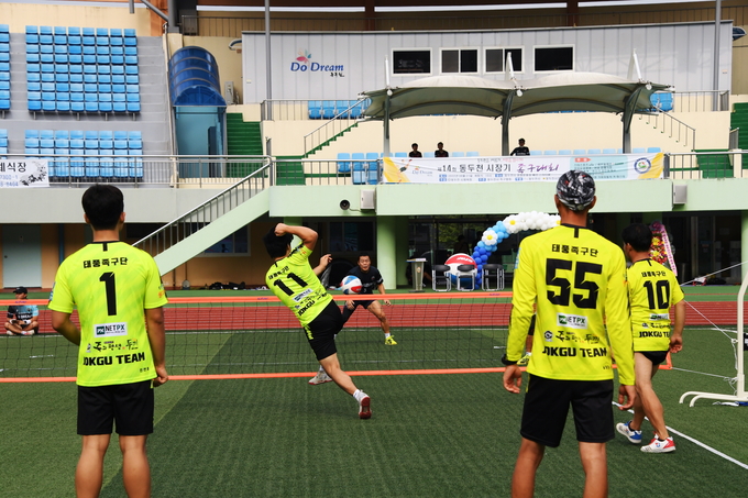 동두천시체육회가 주최하고 동두천시족구협회가 주관한 ‘제14회 동두천시장기 족구대회’가 성공적으로 진행됐다.(사진=동두천시 제공)