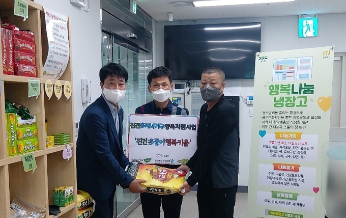 남양주시 진건읍 주민자치회 회원들이 다둥이 가족에게 지원 물품을 전달하고있다.(사진=남양주시 제공)