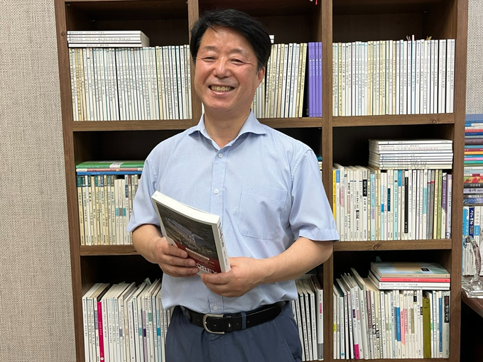 지난 2일 오전 고광식 시인이 경기신문과의 인터뷰를 마치고 기념 촬영을 하고 있다. ( 사진 = 김샛별 기자 )