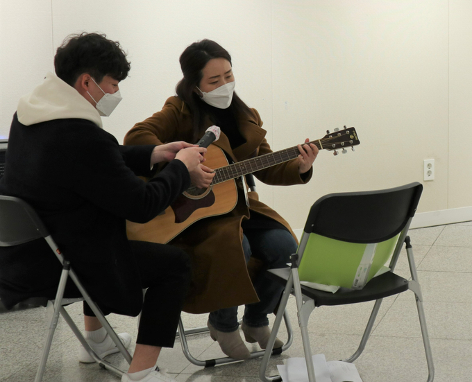 시인협회 창립총회에서 사무총장인 금희 시인이 본인이 직접 작사·작곡한 노래를 하고 있다. ( 사진 = 인천시인협회 제공 )