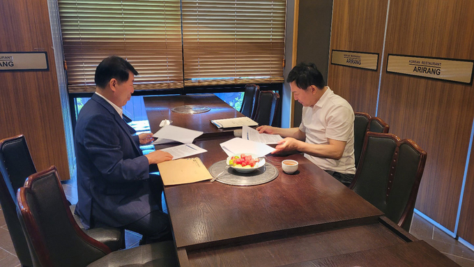 백경현 구리시장(사진 왼쪽)이 역점 현안사업인 '스마트 그린시티 조성 사업'을 위한 긴급 현안사업을 원희룡 국토부 장관(사진 오른쪽)에게 건의하고 있다.(사진=구리시 제공)