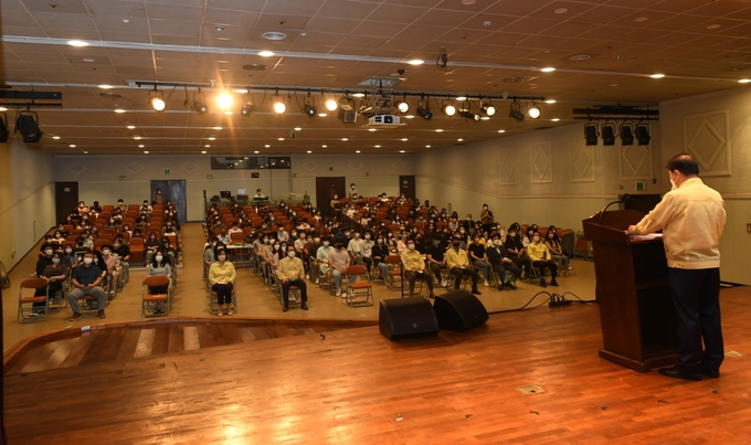 구리시는 22일 06시, '2022년 을지연습' 공무원 비상 소집을 발령하고, 응소한 전 직원에 대해 백경현 구리시장이 훈시하고 있다.(사진=구리시 제공)
