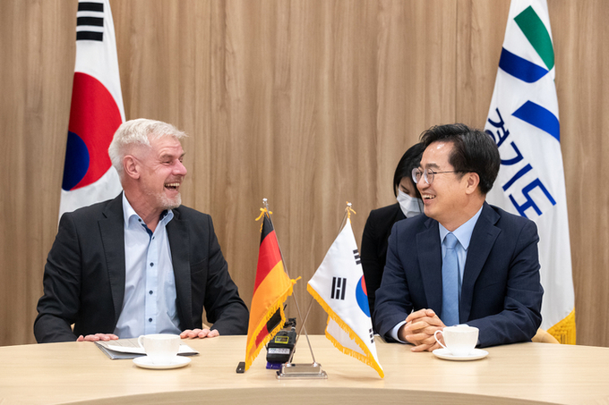 김동연 경기도지사는 미하엘 라이펜슈툴(Michael Reiffenstuel) 주한독일대사를 접견했다. (사진=경기도 제공)