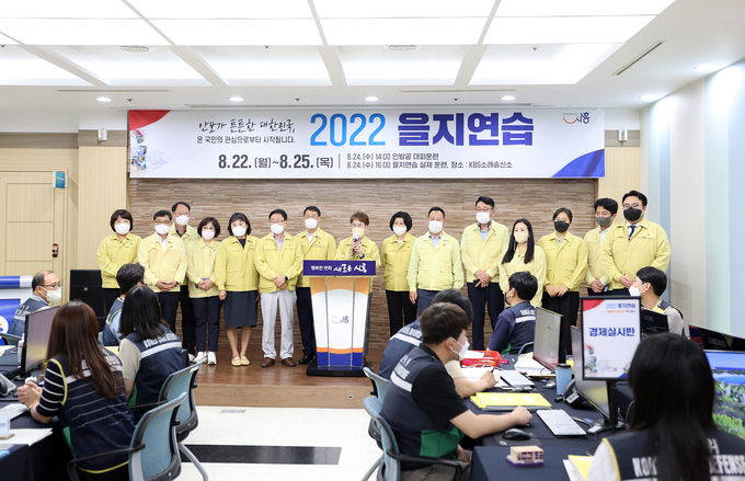 시흥시의회가 "2022 을지연습" 전시종합상황실이 마련된 시흥시청 글로벌센터를 찾아 훈련에 참여하는 공직자들을 격려했다.(사진=시흥시의회 제공)