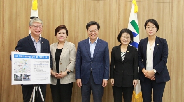 조응천 의원이 지역의 같은 당 소속 시의원들과 함께 김동연 경기도지사를 만나 지역현안을 논의한 후 기념촬영을 해고 있다.(사진=조응천 의원실 제공)