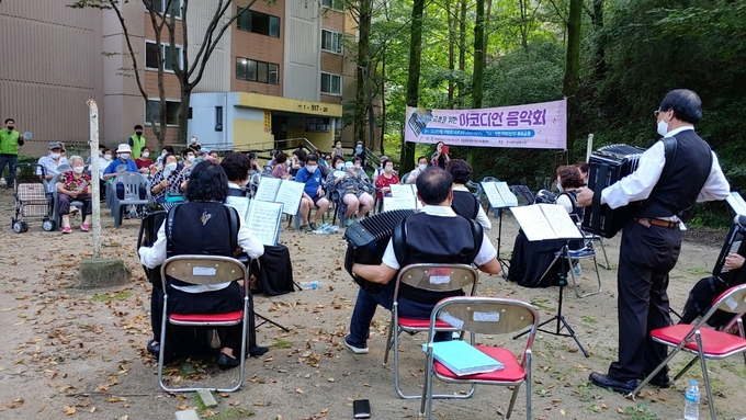 안양 천사휘파람봉사단원들이 산본가야 2단지 체육공원 내에서 공연을 하고 있다.(사진=주택관리공단 산본 주몽1 찾아가는 마이홈센터 제공)
