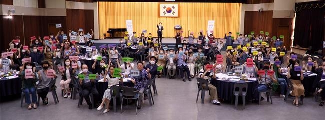 주민총회 회원들이 워크숍을 진행하고 있다.