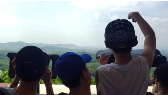 도라산전망대서 북녘 바라보는 관광객 (사진=연합뉴스 제공)