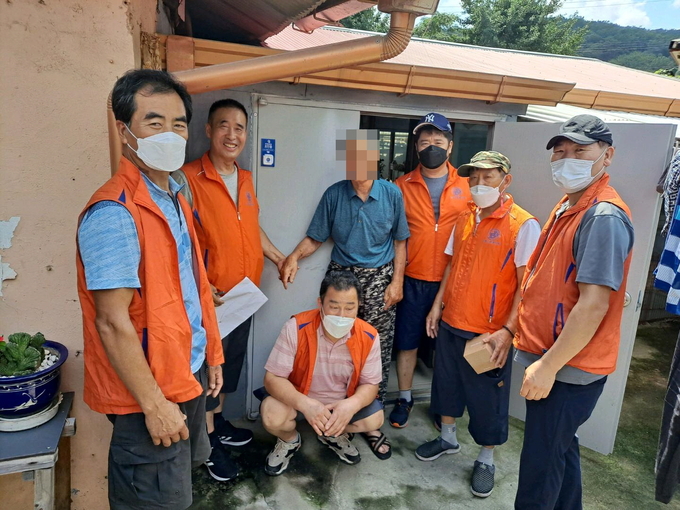 동두천시 로컬드림봉사회에서 각 세대를 방문, LED 초인종 설치하고 있다.(사진=동두천시 제공)