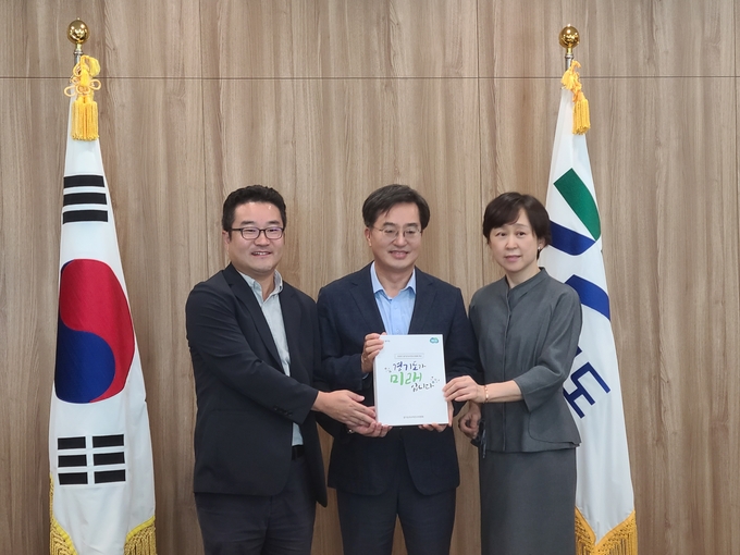 김동연 경기도지사는 전날 경기도청 집무실에서 391개 공약이 담긴 인수위 백서를 전달받았다. (사진=김기웅 기자)