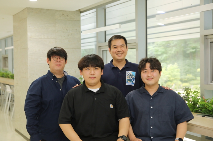 (사진 왼쪽부터)가천대 이동현·서주형 박사과정, 유호천 교수, 박태현 박사과정. (사진=가천대학교 제공)