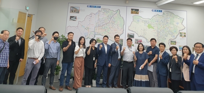 분당재건축염합회와 간담회를 가진 국힘 소속 시의원들이 화이팅을 하고 있다. (사진=성남시의회 국민의힘협의회 제공)