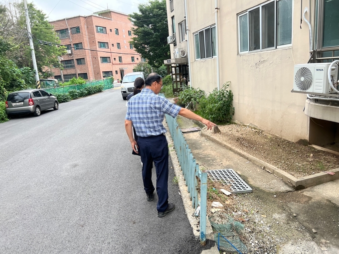 동두천시 생연1동 행정복지센터가 재난 피해를 사전에 예방하기 위해 관내 취약지역 예찰 활동을 실시했다.(사진=동두천시 제공)