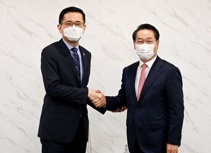 22일 시청 접견실에서 유정복 인천시장이 에릭 테오 주한 싱가포르 대사와 협력방안을 논의 한 뒤 기념촬영을 하고 있다. ( 사진 = 인천시 제공 )