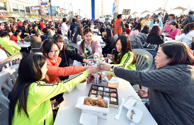 2016년 3월 28일 인천 중구 월미도에서 중국 아오란그룹 임직원 4500여 명이 치맥파티를 열고 있다. ( 사진 = 인천시 제공 )