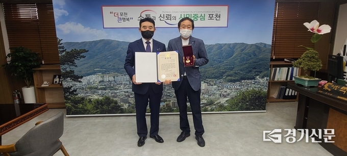 포천시는 고 이내영 소위의 유가족인 이민구 씨(아들)에게 화랑무공훈장을 전달했다. (사진=문석완 기자)