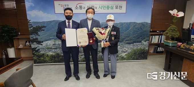 6.25참전유공자회 포천시지회장 임석환 회장이 꽃다발을 전달했다. (사진=문석완 기자)