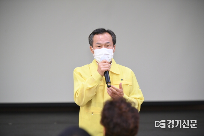 서과석 포천시의회 의장이 상황실 근무자들을 격려하고 있다. (사진=포천시의회 제공)