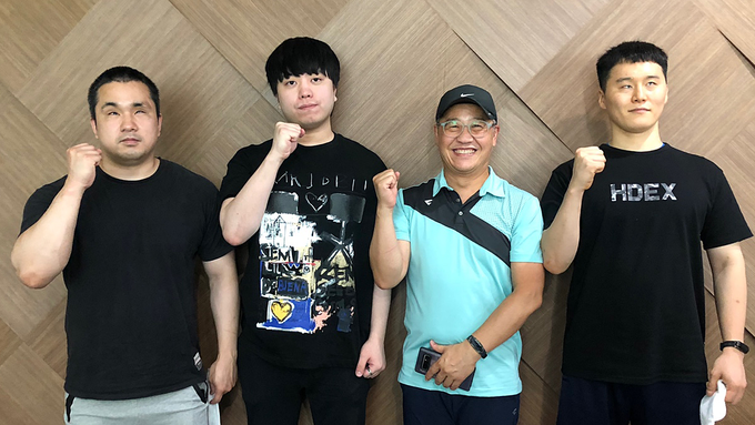 인천도시공사 골볼팀이 인터뷰 후 기념촬영을 하고 있다. 왼쪽부터 김남오 선수, 조용민 선수, 박홍식 선생님, 방청식 선수. ( 사진 = 박소영 기자 )