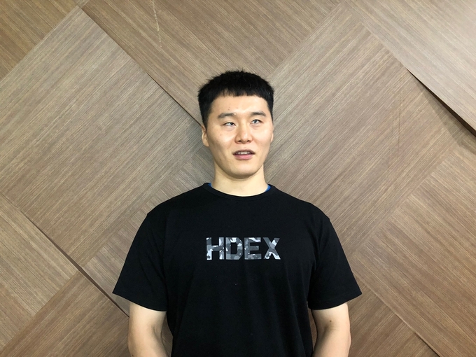방청식 선수가 인터뷰 후 기념촬영을 하고 있다. ( 사진 = 박소영 기자 )