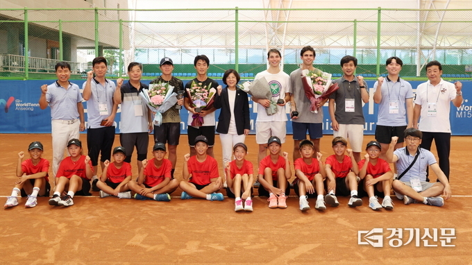 ITF 안성국제남자 테니스투어대회 기념 촬영 모습(사진=안성시 제공)