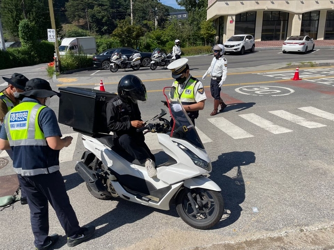 남양주북부경찰서가 한국교통안전공단 등 유관기관 합동으로 이륜차 불법구조 변경 및 소음에 대한 대대적 합동단속을 실시하고 있다.(사진=남양주북부경찰서 제공)