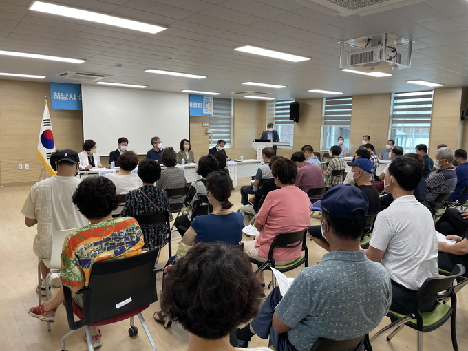 하남시가 신장동 도시재생계획 변경에 대한 주민의견을 듣고 이에대한 설명을 하고 있다.(사진=하남시 제공)