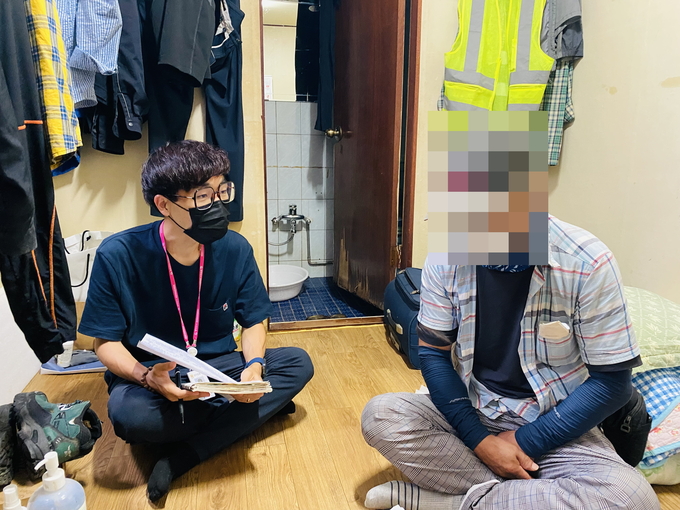 동두천시 중앙동 행정복지센터가 복지사각지대 주민과 상담을 실시했다.(사진=동두천시 제공)