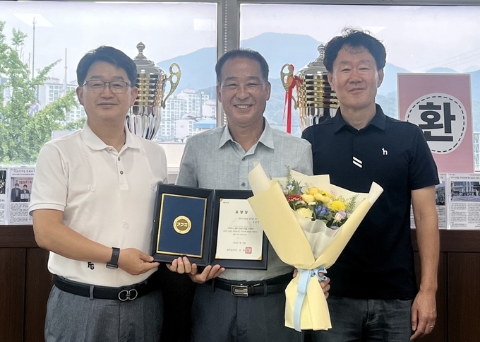 지역사회 발전에 기여한 공로로 경기도 선행도민에 선정된 조상현 (가운데)이장이 구정서(좌쯕) 읍장으로부터 표창을 전수받고 있다.(사진=광주시 제공)