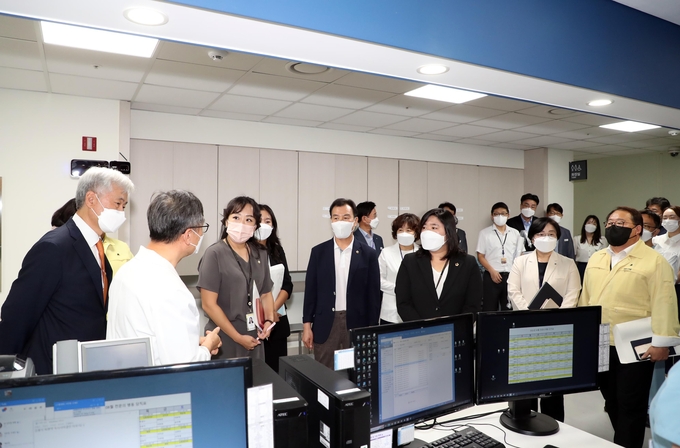 시의회 문화복지위원들이 의료원 시설을 둘러보고 있다. (사진=성남시의회 제공)
