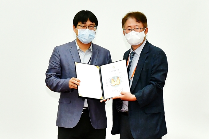 지난 20일 이진욱 인하대병원 외과 교수가 ‘2022년도 대한갑상선학회 추계 학술대회’에서 기초의학연구상을 수상하고 있다. ( 사진 = 인하대병원 제공 )