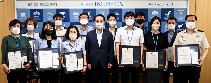 24일 시청 접견실에서 열린 ‘2022년 자율적 내부통제 및 청렴 마일리지 표창 수여식’에서 유정복 시장이 우수 부서 및 유공공무원에게 표창을 수여하고 있다. ( 사진 = 인천시 제공 )