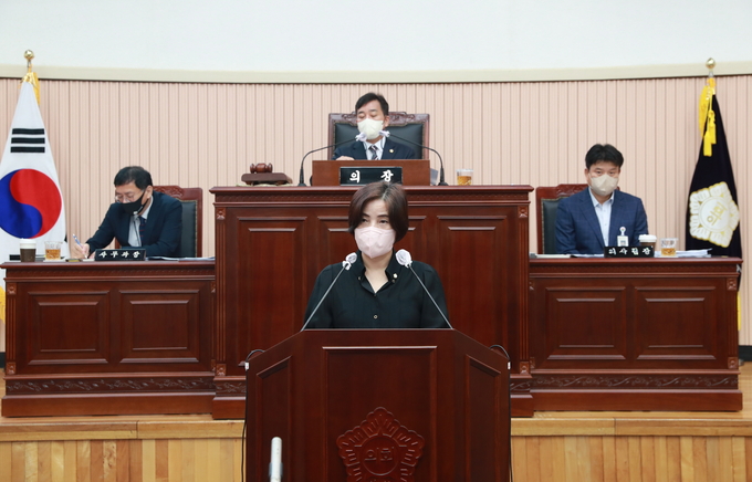 구리시의회 이경희의원이 23일 제316회 시의회 임시회 제1차 본회의에서 개방형 공모를 통한 구리시 부시장 채용을 촉구하고 있다.(사진=구리시의회 제공)