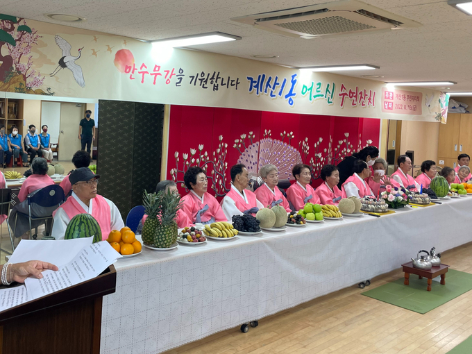 지난 19일 계산 1동 행정복지센터에서 열린 합동 팔순 잔치에 어르신들이 참여하고 있다. ( 사진 제공 = 계양구 ) 