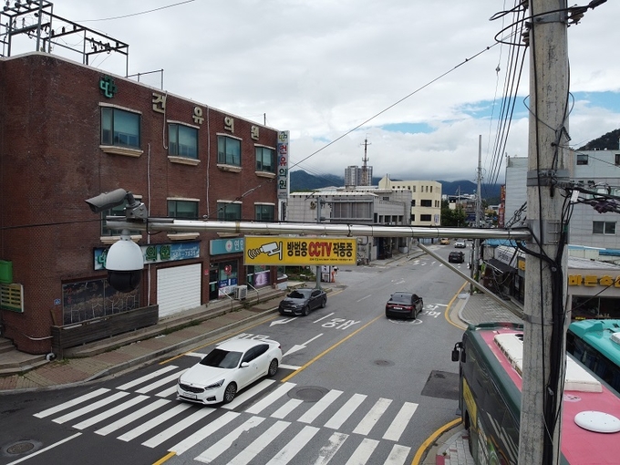 가평경찰서는 24일 2022년 한국수력원자력(청평양수발전)이 주관하는 사업자지원 공모사업 선정을 통해 배정된 3000만원으로 관내 범죄다발지역에 설치된 노후CCTV 안내판 24개를 시인성이 높은 CCTV LED안내판으로 교체했다.&nbsp;(사진=가평경찰서 제공)