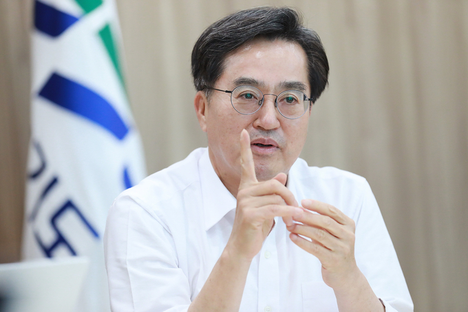 김동연 경기도지사는 지난 23일 집무실에서 경기신문과 인터뷰를 진행했다. (사진=경기도 제공)