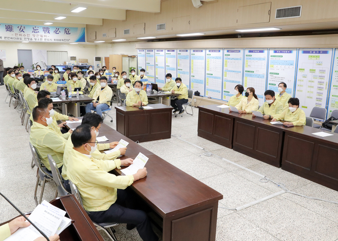 광명시의회가 지난 23일 '2022 을지연습' 기간을 맞아 연습에 참여하는 유관기관 근무자들의 노고를 격려했다.(사진=광명시의회 제공)