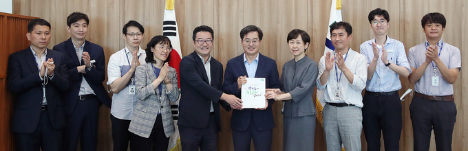 지난 22일 오전 경기도청 도지사 집무실에서 김동연 경기도지사가 반호영 경기도지사직인수위원장과 이영주 백서발간위원장으로부터 민선8기 경기도지사직인수위원회 백서를 전달받고 관계자들과 함께 기념촬영을 하고 있다. (사진=경기도 제공)