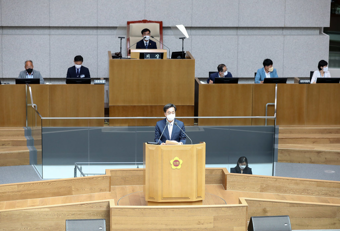 지난 18일 오전 김동연 경기도지사가 경기도의회 본회의장에서 열린 경기도의회 제362회 임시회 제3차 본회의에 참석해 신임 간부공무원 소개, 추경예산안 동의여부 답변 및 인사말 등을 하고 있다. (사진=경기도 제공)