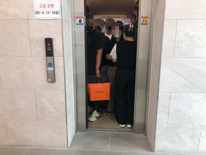 24일 오전 11시 20분 인천시청 신관 엘리베이터에 타있는 공무원들이 타있는 모습. 이 엘리베이터는 18층에서 만원이 돼 무정차로 내려갔다. ( 사진 = 박소영 기자 )