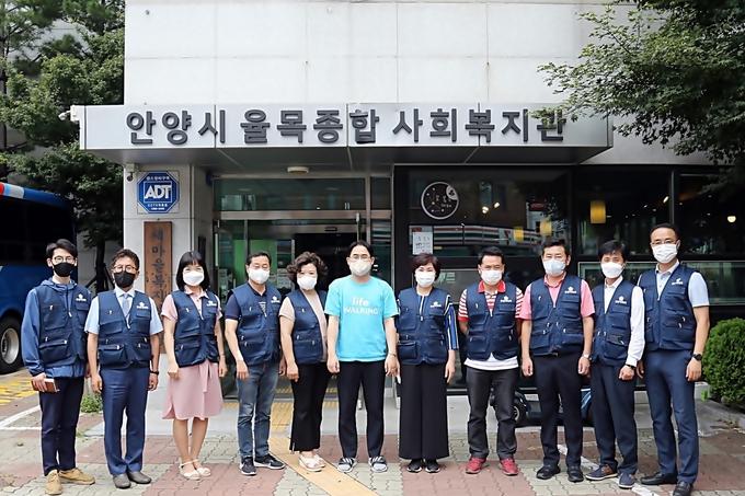 안양시의회 최병일 의장(오른쪽 다섯번째)과 의원들이 배식봉사를 마친 뒤 기념사진을 찍고 있다.(사진=안양시의회 제공)