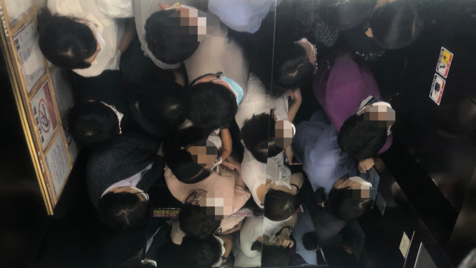 인천시청 신관 점심시간 대 엘리베이터에 공무원들이 타 있다. ( 사진 = 박소영 기자 )