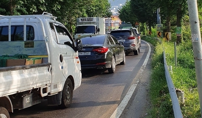왕복 2차선인 지방도 387호선은 출퇴근 시간대 극심한 교통 정체가 발생해 주민들이 큰 불편을 겪고 있다.(사진=경기신문 DB )