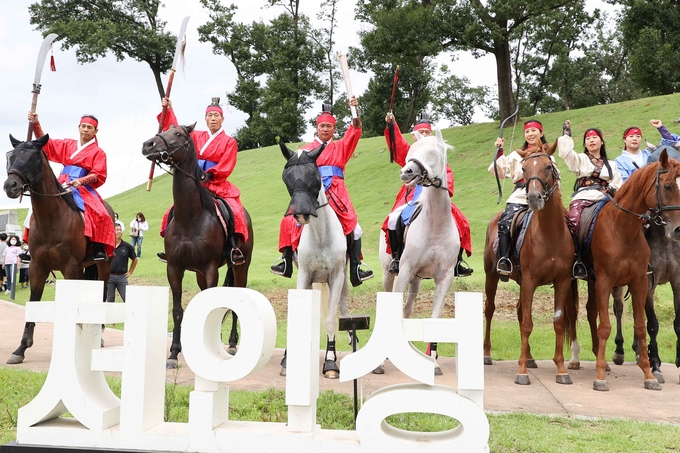 제68회 경기도체육대회 성화봉송 첫 주자들이 고려시대 승전장 복장으로 기념촬영을 하고 있다(사진=용인시 제공)