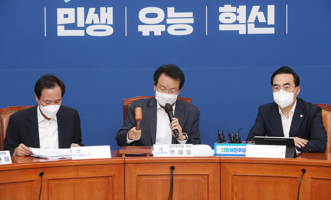 더불어민주당 변재일 중앙위원회 의장이 24일 오전 국회에서 열린 제6차 중앙위원회에서 개회를 선언하고 있다. (사진=국회사진기자단/연합뉴스)