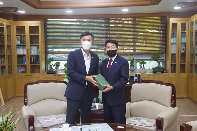 남양주시의회(의장.김현택 왼쪽)는 24일 의장실에서 수원특례시의회와 간담회를 통해 상호교류하는 시간을 가졌다.(사진=남양주시의회 제공)