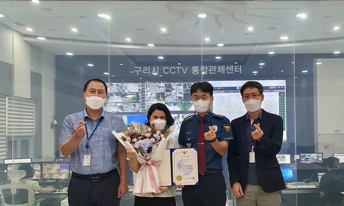 구리시 CCTV통합관제센터가 70대 노인 실종신고가 접수된 지 1시간 만에 발견해 귀가 조치시킨 미담이 알려지자 구리경찰서장이 24일 관제센터를 찾아 당일 근무자인 이정화 주무관에게 감사장을 수여했다.(사진=구리시 제공)