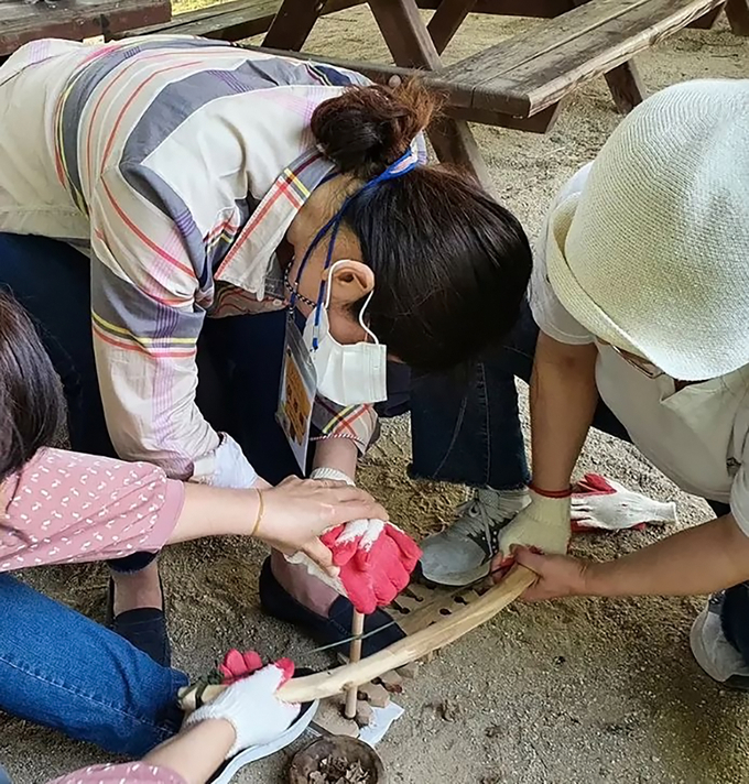 ‘우리 고장 문화유산 탐방-선사시대 기술: 불 피우기’ 체험 현장 (사진= 한국도자재단 제공) 